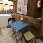 Appartement Private Sunny Terrace - Secure Bike Or Board Lockup